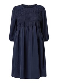 Mørkeblå kjole med trekvartærmer, der har en smocked bodice tekstur, afslappet pasform og rund halsudskæring.