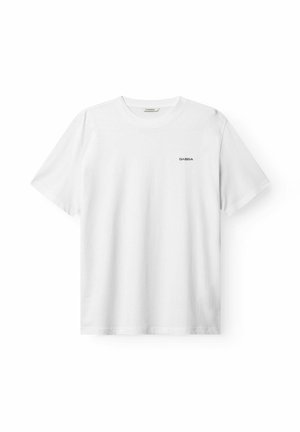 Valge lühikeste varrukatega ümara kaelusega T-särk, millel vasakul rinnal väike must "GABBA" logo, esitletud tavalise valge tausta ees.