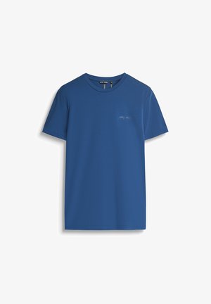 Blauwe T-shirt met korte mouwen en ronde hals met een klein wit "Antony Morato" logo op de borst, weergegeven tegen een witte achtergrond.