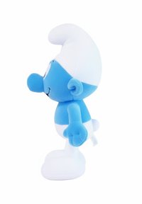 Blauwe pluche speelgoed met een ronde neus, witte hoed en witte broek. Soepele textuur, glimlachend gezicht en opvallende blauwe oren. Staande zijaanzicht.