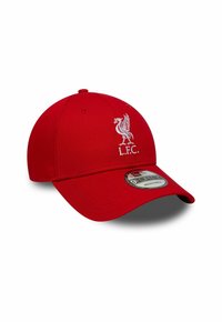 Rote Baseballmütze aus Stoff mit gebogenem Schirm. Auf der Vorderseite befindet sich ein gesticktes weißes Liverpool FC-Logo. Verstellbare Passform.