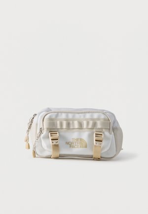 Marsupio compatto bianco e beige con fibbie frontali, tiretti della cerniera e logo "The North Face" sulla tasca frontale.