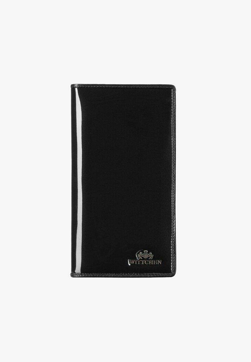 Černý kožený obal na pas s lesklým povrchem, vybavený zlatě raženým logem v pravém dolním rohu a vyztuženým prošitím podél okrajů.