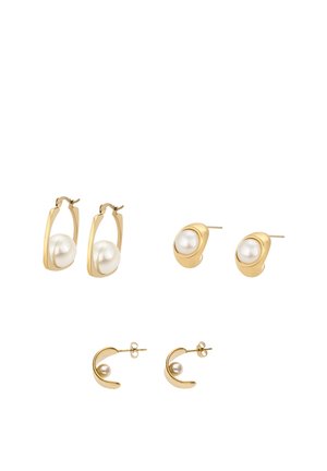 Kolme paria kultaisia korvakoruja, joissa jokaisessa on yksi valkoinen helmi erimuotoisissa ovaali-, pyöreä- ja sirppimäisissä kehystyksissä.