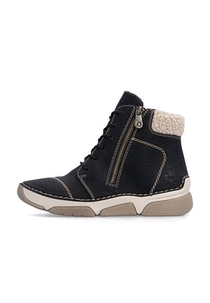 Bottine noire à la cheville avec semelle en caoutchouc beige, fermeture éclair latérale, lacets à l'avant, surpiqûres contrastantes et doublure de col en polaire beige.