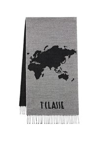 Coperta grigia intrecciata con la silhouette nera di una mappa del mondo e il testo "T'CLASSE" in basso, con bordi frangiati.