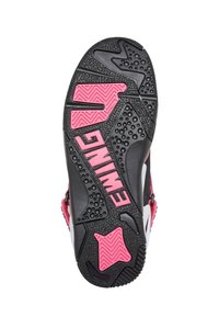 Schwarze Sneaker-Sohle mit pinken Akzenten, strukturiertem Gummi für Grip und gedrucktem "EMWING"-Logo. Enthält verschiedene Profilmuster für Traktion.