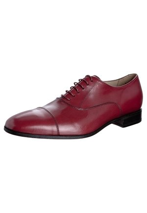 Klasyczne męskie buty wizytowe w stylu Oxford z polerowanej bordo skóry z zamkniętym sznurowaniem i niskim czarnym obcasem.