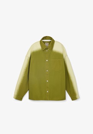 Knoopshirt met lange mouwen in een groen-naar-crème verloop, met een puntige kraag, borstzak en drukknoopsluiting, plat gelegd op een witte achtergrond.