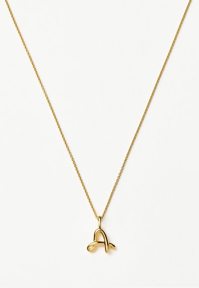 Χρυσό κολιέ με αλυσίδα και γυαλιστερό χρυσό μενταγιόν σε σχήμα γραμμένου με καλλιγραφικά γράμματος "Α" σε λευκό φόντο.