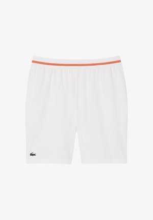 Pantalones cortos blancos de tela suave, con una cinturilla elástica con un acento naranja y un logo verde en la parte inferior izquierda.