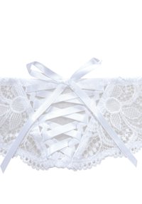 Weiße Spitzenunterwäsche mit einem Kreuzbanddetail und gewellten Kanten, mit glatten Satinschleifen als Verschluss.