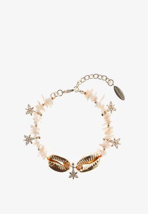 Bracelet en coquillage blanc perlé avec des accents dorés et des ornements en forme d'étoile. Doté d'un fermoir mousqueton et d'une chaîne réglable pour l'ajustement.