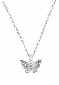 Collana con pendente a forma di farfalla in argento, caratterizzata da ali texturizzate e dettagli scintillanti, sospesa su una delicata catena.