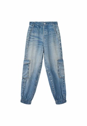 Pantalones cargo de mezclilla azul con cintura elástica, dos bolsillos laterales y dos bolsillos cargo; lavado desgastado con un ajuste relajado y diseño de pierna cónica.