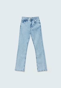 Jeans de denim azul claro con un diseño de pierna recta, que presentan bolsillos clásicos, un cierre frontal con botón y detalles sutilmente desgastados.