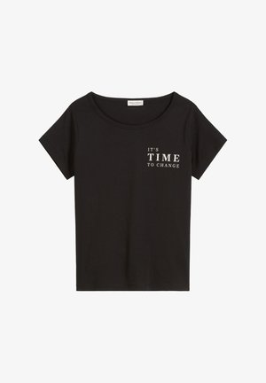 Zwarte katoenen T-shirt met korte mouwen en een ronde hals. Voorzien van witte tekst met de zin "HET IS TIJD OM TE VERANDEREN" op de voorkant.