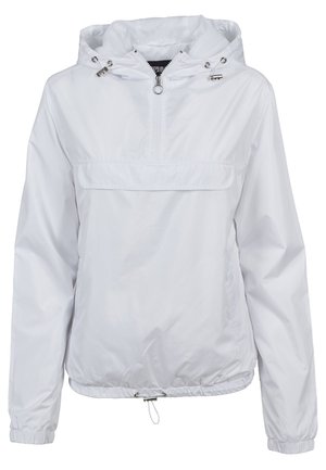 Veste coupe-vent blanche à capuche avec demi-fermeture éclair, poche avant à rabat, cordons ajustables à la capuche et à l'ourlet, et poignets élastiques.