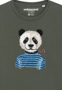 Donkergroene t-shirt met een panda-illustratie die een pijp vasthoudt, gekleed in een blauw gestreept shirt. Het ontwerp bevat gedetailleerde gezichtskenmerken en texturen.