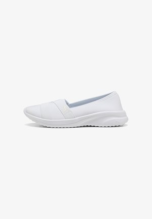 Hvid slip-on sportssko med elastiske stropper og polstret sål, med subtil Puma-logo på siden og hælen.