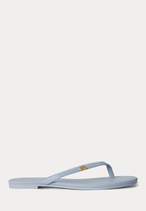 Lichtblauwe platte teenslipper met dunne bandjes en een klein gouden "RL"-logo op het bandje, afgebeeld op een witte achtergrond.