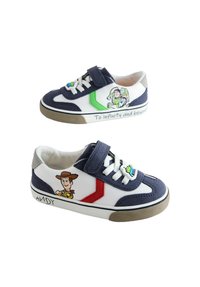 Fehér, texturált sportcipők tengerészkék részletekkel, Buzz Lightyear és Woody illusztrációkkal, zöld és piros csíkokkal, valamint tépőzáras pántokkal.