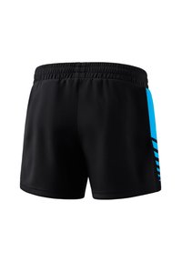 Schwarze Sportshorts mit einem blauen Seitenpaneel, das diagonale Streifen aufweist. Elastischer Bund für Komfort und eine glatte, leichte Textur.