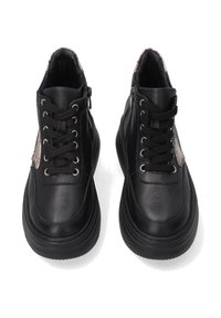 Schwarze Mid-Top Sneaker aus glattem Leder mit dekorativen strukturierten Einsätzen, Metallösen und einer geriffelten Gummisohle.