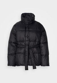 Casaco preto acolchoado com gola alta, cintura cingida e fechos de botão. Feito de um tecido brilhante com um design acolchoado e textura suave.