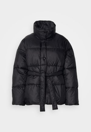 Crna puf jakna sa visokim ovratnikom, pojasom u struku i dugmadima. Izrađena od sjajnog materijala s kviltanim dizajnom i mekanom teksturom.