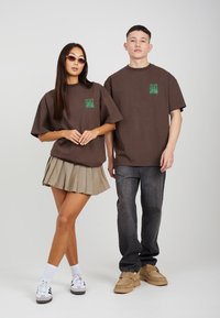 LEGACY STUDIOS UNISEX - T-shirts med print - brown