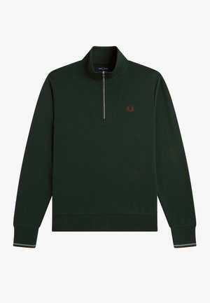 Maglione verde scuro a maniche lunghe con collo a mezza zip, logo ricamato rosso sul petto sinistro e polsini a coste con dettagli di rifinitura sottili.