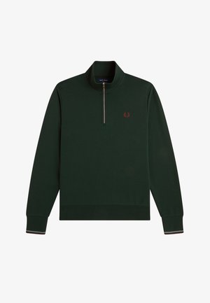 Sudadera de manga larga verde oscuro con cuello de media cremallera, logo rojo bordado en el pecho izquierdo y puños acanalados con un sutil detalle de ribete.