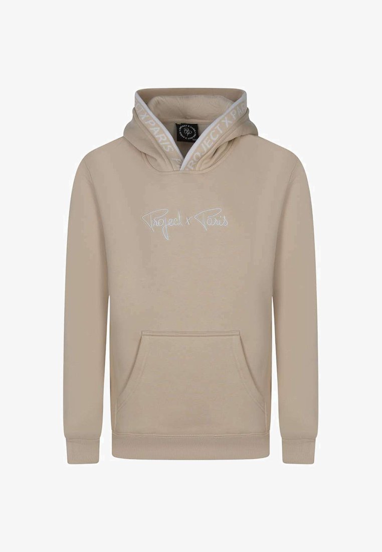 Haut à capuche beige avec cordon de serrage, poche avant et logo brodé "Project x Paris" blanc sur la poitrine. Tissu doux, design minimal.
