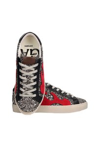 Zapatillas altas con purpurina, con ribete negro, cordones blancos, suelas beige y diseño de llamas rojas a los lados.