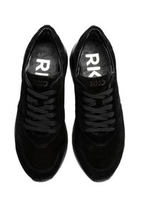 Czarne zamszowe trampki z okrągłym noskiem, płaskimi sznurówkami i wyściełanym wkładem. Posiadają teksturowane panele oraz wytłoczone logo.