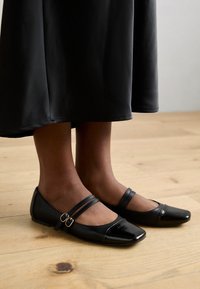Valitud, black