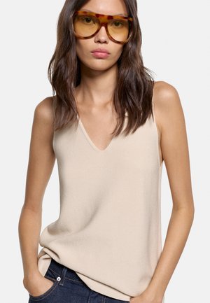PARFOIS, - Top