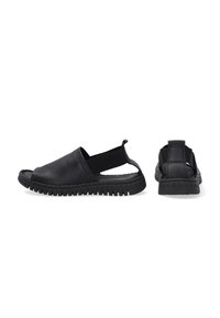 Zwarte leren sandalen met een instapontwerp, elastische enkelband en dikke geribbelde rubberen zool. Vlekkeloze textuur zonder zichtbare patronen.