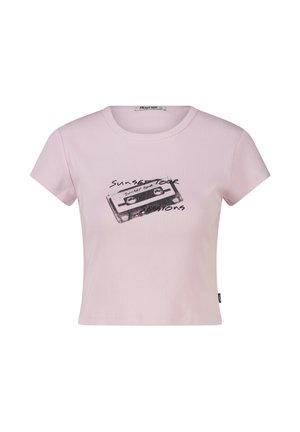 Lichtroze cropped T-shirt met zwarte cassetteband afbeelding en tekst "Sunset Tour Sessions" op de voorkant, korte mouwen, ronde hals.