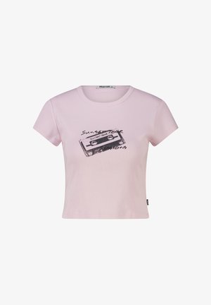 T-shirt court rose clair avec motif cassette noire et texte "Sunset Tour Sessions" sur le devant, manches courtes, encolure ronde.