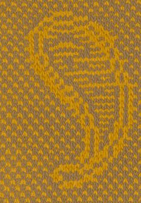 Tessuto a maglia in giallo senape e marrone chiaro, con un ampio motivo stilizzato a "S". La texture appare morbida e densa, con una tessitura uniforme.