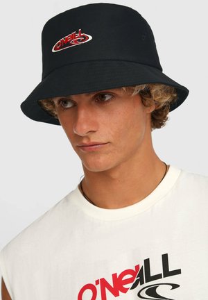 Zwarte stoffen bucket hat met een opvallend rood-wit O'Neill-logo. Brede rand en gestructureerde vorm.