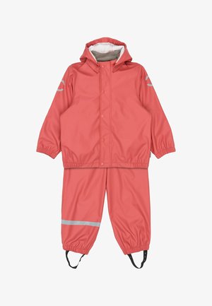 Costum de ploaie impermeabil coral cu glugă, prevăzut cu manșete elastice, dungi reflectorizante și bretele reglabile la pantaloni. Textură netedă.