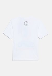 T-shirt blanc à manches courtes en coton, avec un logo Adidas circulaire au design texturé sur le haut du dos.