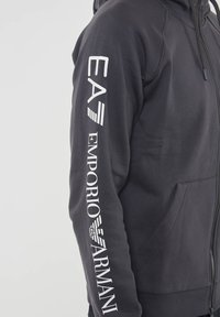 EA7 Emporio Armani CON CAPPUCCIO LOGO SERIES - Felpa con zip - asphlat