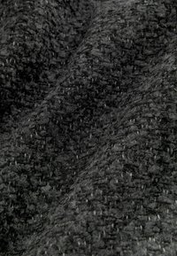 Tissu texturé en gris foncé avec un motif tissé. Présente des fibres variées et des reflets subtils, créant profondeur et intérêt visuel.