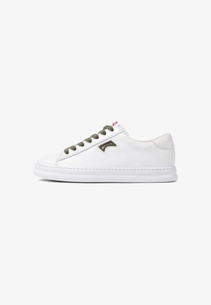 Weißer Sneaker aus Leder mit rundem Zehenbereich, olivgrünen Schnürsenkeln und einem dezenten Logoakzent. Flache Gummisohle mit feinem Nahtdetail.