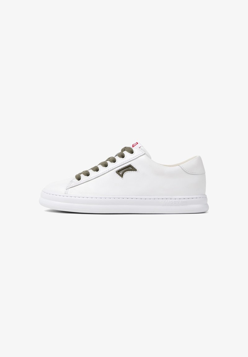 Valkoinen nahkainen lenkkari pyöreällä kärjellä, oliivinvihreät nauhat ja hillitty logokoriste. Tasapohjainen kumipohja, jossa hienovaraiset ompeludetaljit.