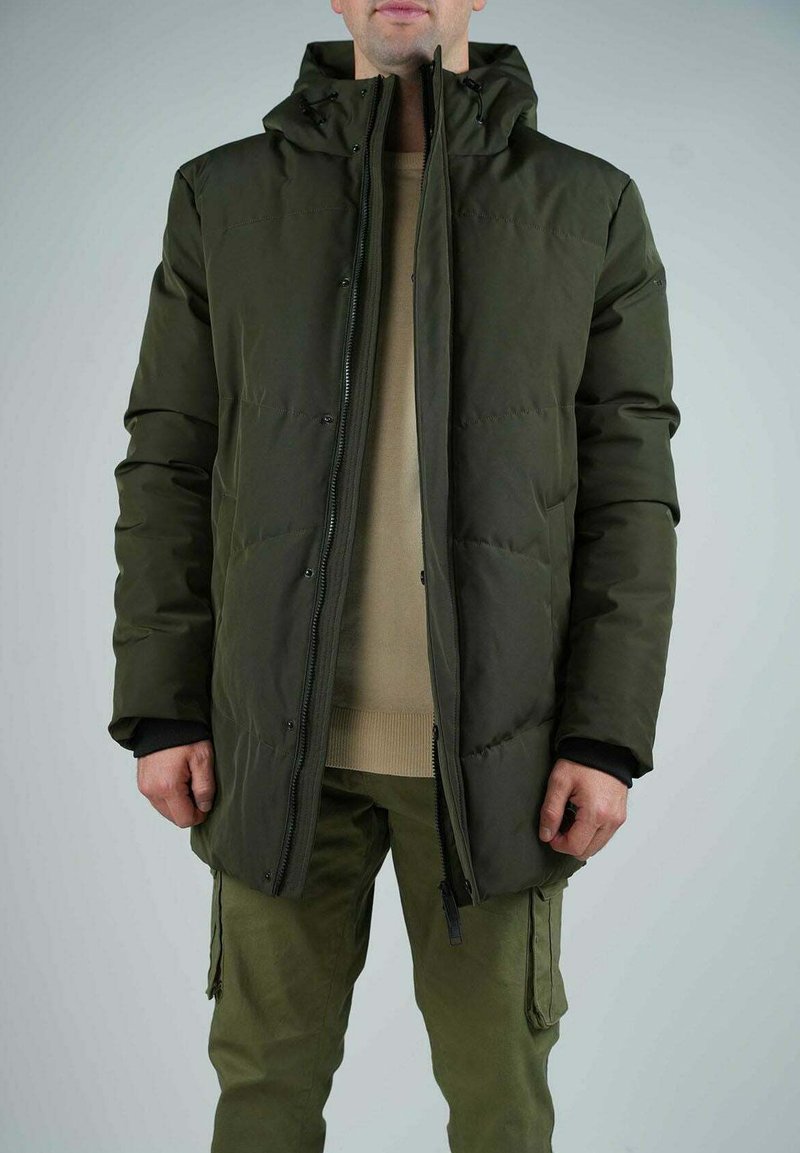 Veste doudoune verte avec fermeture éclair sur le devant, col haut et capuche ajustable. Comprend des poches latérales et une texture matelassée pour l'isolation.